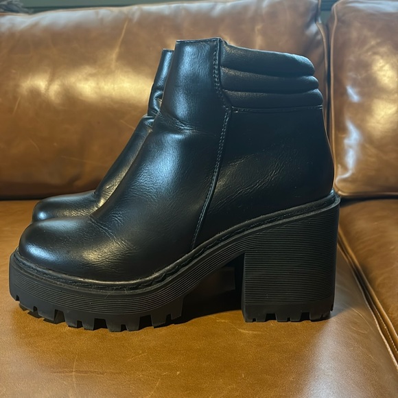 Black lug boots with heel - Picture 1 of 3